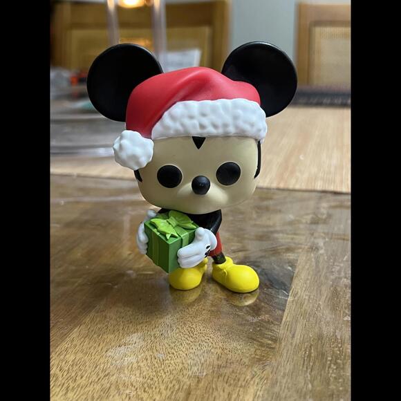 Funko Pop- Holiday Mickey- Disney - Picture 1 of 1